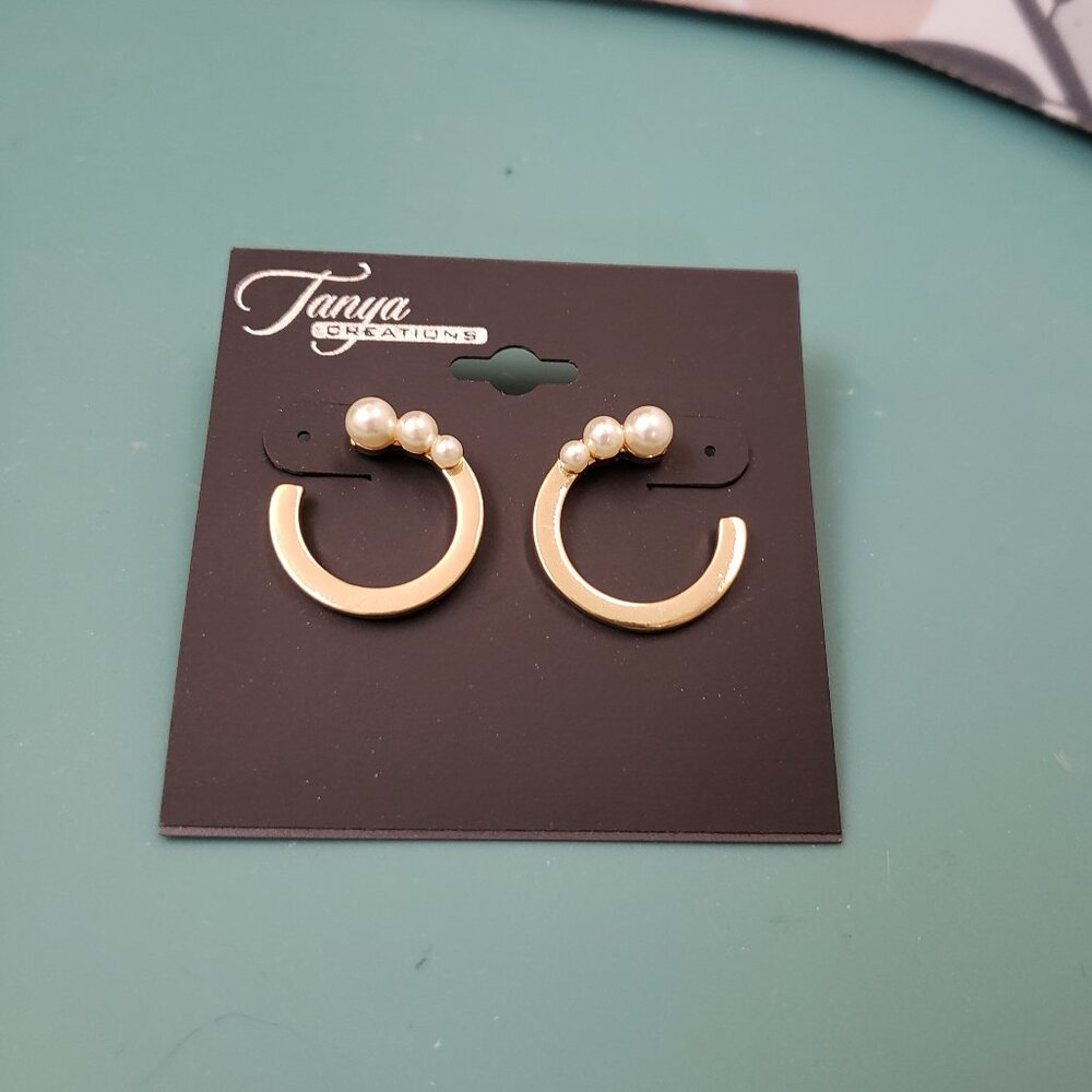 Tanya creations, NWT, gold tone C shape 3 faux pearl post fashion earrings